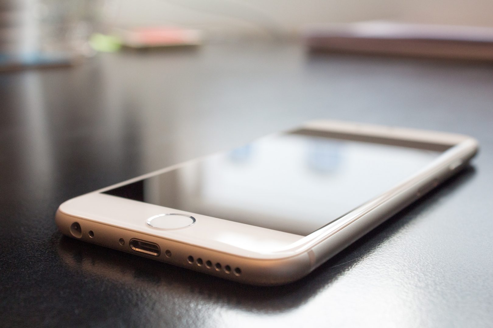 iphone-desk-smartphone-mobile-apple-technology-774913-pxhere.com (1)